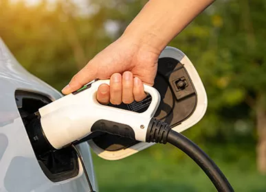 Garantierte Sicherheit und Zuverlässigkeit bei AUPINS' EV-Ladebuchse
