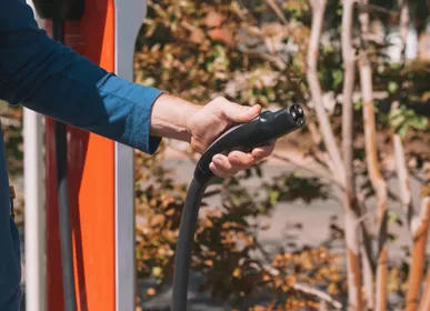 Versuchen Sie niemals, Ihr Auto auf diese Weise zu „retten“! Das Starten Ihres Fahrzeugs während des Ladens eines Starthilfegeräts ist wie das Legen einer Zeitbombe.